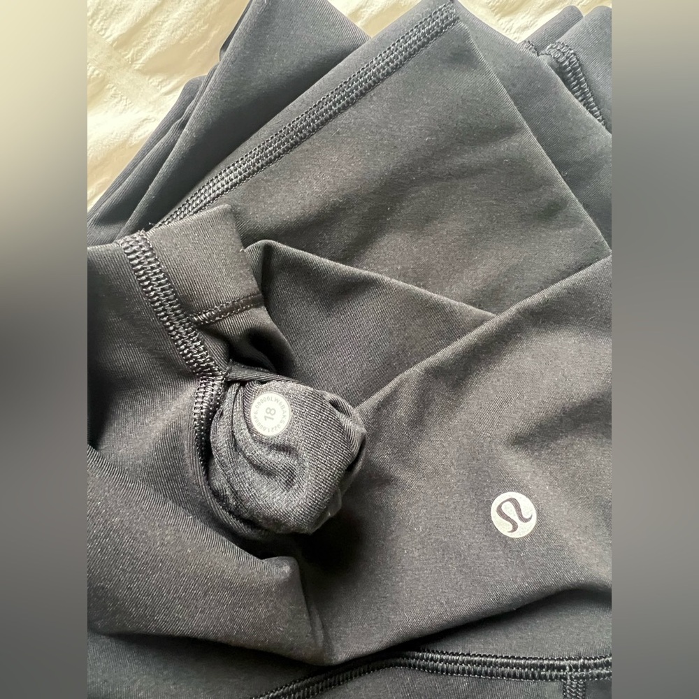 Lululemon 25” black leggings size 18 - Picture 3 of 3